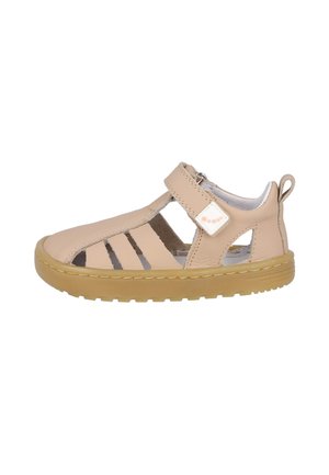 Sandalia beige para niños con puntera cerrada, cierre de velcro, múltiples recortes laterales, cuello acolchado y suela resistente de color marrón claro.