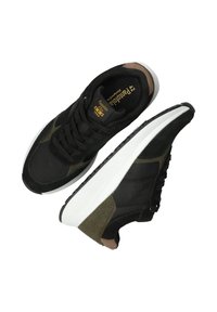 Czarne sneakersy z połączeniem zamszu i siateczki. Posiadają białą podeszwę środkową oraz oliwkowe akcenty po bokach i na pięcie.