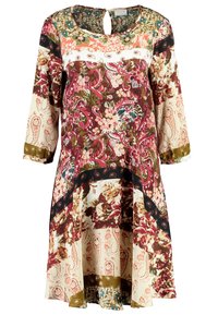 Sukienka w kwiatowy wzór z rękawami 3/4, dekoltem w kształcie łezki, wielokolorowa tkanina z bordo, kremowymi, zielonymi i ciemnymi akcentami.
