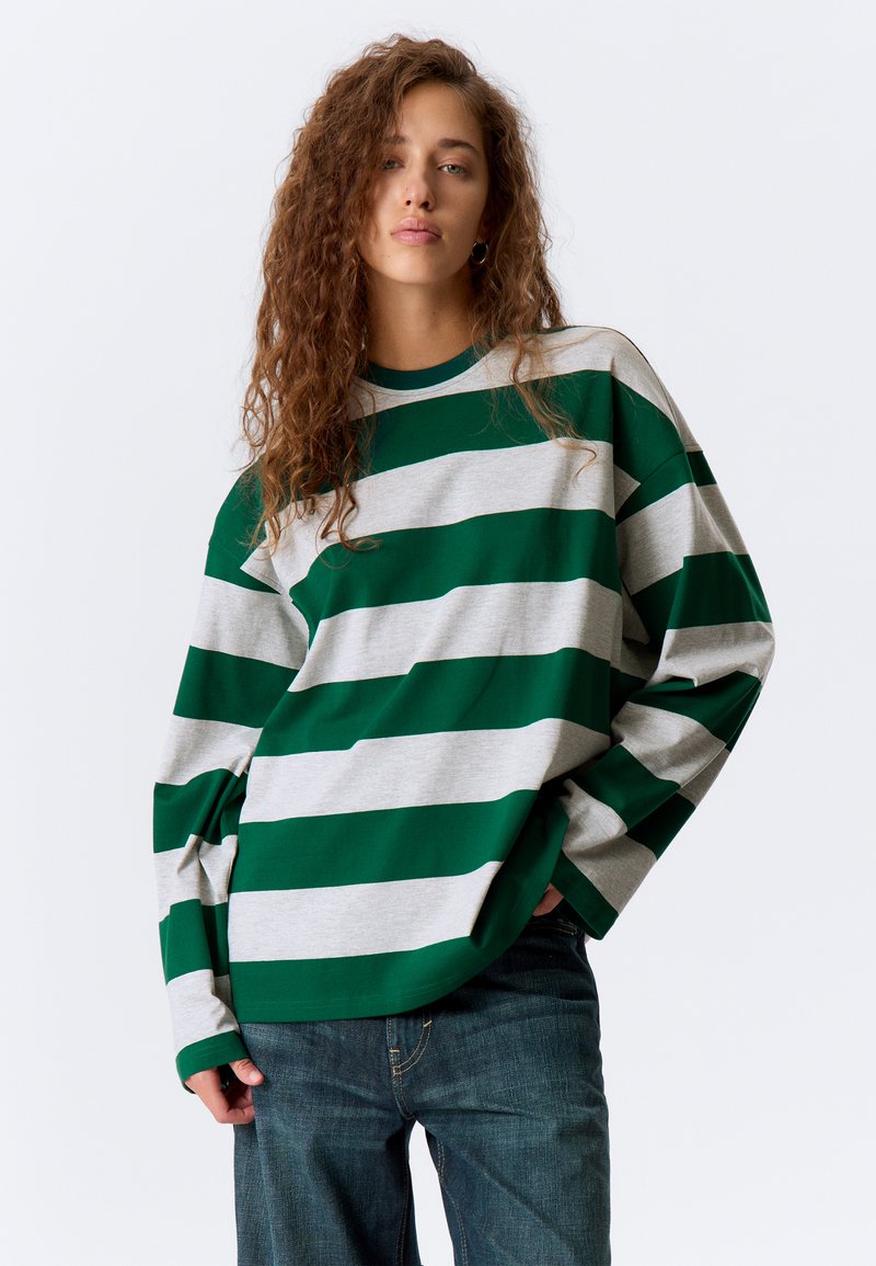 Dlhý rukáv košeľa s horizontálnymi pruhmi v zelenej a šedej farbe, okrúhly výstrih, voľný strih a mäkký materiál z bavlneného zmesi.