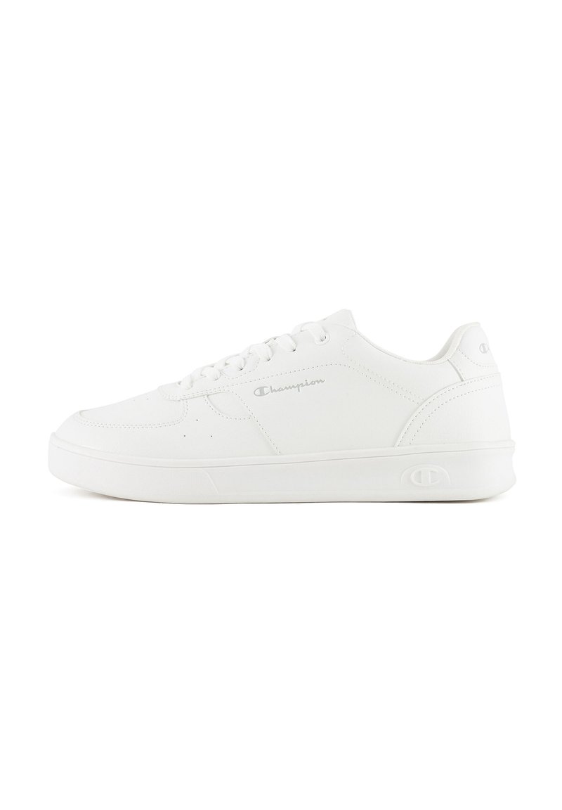 Zapatillas blancas con parte superior de cuero suave, puntera redonda y suela de goma plana. Incluyen sistema de cierre con cordones y un sutil logotipo en el costado.