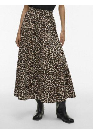 Maxikjol med leopardmönster gjord av mjukt tyg, plisserad design, hög midja med elastiskt band, ihop med svarta ankelstövlar.