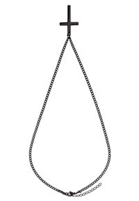 Ciondolo a forma di croce in metallo nero su una lunga catena nera con chiusura a moschettone. La catena presenta un design a maglie testurizzate.