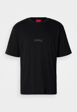 Svart kortärmad T-shirt med "HUGO" broderat i små, stiliserade bokstäver på mitten av bröstet och röd etikett inuti kragen.