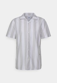 Chemise à manches courtes boutonnée avec de larges rayures verticales blanches et gris clair et un col camp sur un fond uni.