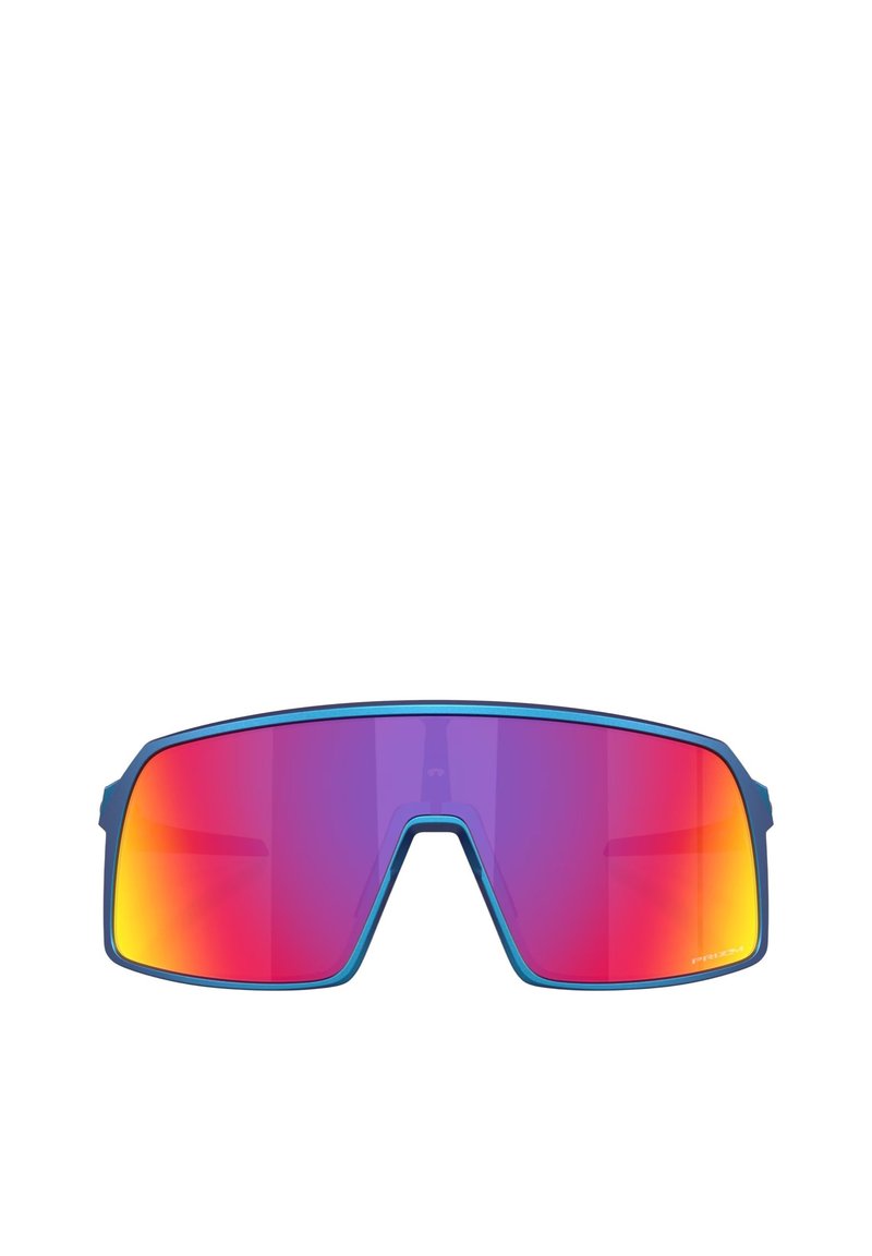 Occhiali da sole sportivi con una grande lente avvolgente in colori degradé che vanno dal viola all'arancione. La montatura è blu con un design angolare e senza hardware visibile.