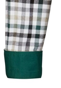 Manica di camicia a quadri con polsino verde scuro, quadrati bianchi, neri e grigi con texture variabili. Il polsino è realizzato in un tessuto liscio e uniforme.