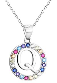 Sølvvedhængs halskæde med et cirkulært design, prydet med flerfarvede ædelsten, der fremhæver et stiliseret "Q" i midten.