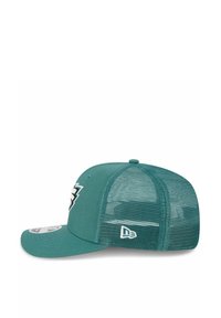 Casquette turquoise avec une partie frontale solide et un arrière en mesh, présentant un logo prominent à l'avant et un petit emblème de marque sur le côté.