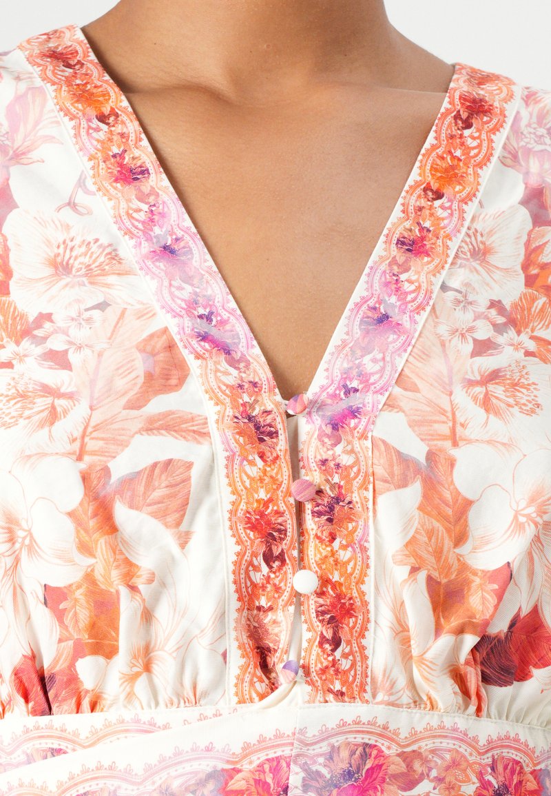 Kleid mit Blumenmuster und tiefem V-Ausschnitt, ausgestattet mit orangefarbenen und rosafarbenen Akzenten, Knopfdetails und einem leichten, strukturierten Stoff.