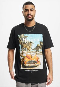 Upscale by Mister Tee Trükipildiga T-särk - black