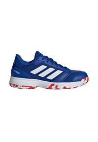 Baskets de sport bleues avec des accents blancs, dotées d'un dessus en mesh, d'une semelle extérieure à motifs rouge et blanc, et d'un logo à trois bandes sur le côté.