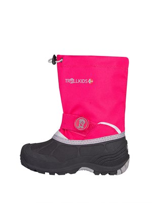 Kindlicher Winterstiefel mit leuchtend pinkem Obermaterial und schwarzer Gummisohle, mit verstellbarem Riemen und Trollkids-Logo mit norwegischer Flagge.