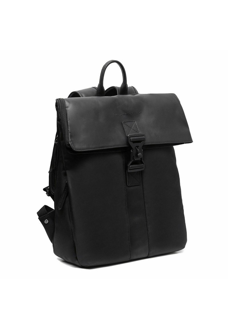 Zwarte leren rugzak met een opklapbare klep, verstelbare schouderbanden, een handvat aan de bovenkant en een zijvak met rits. Voorzien van een magnetische drukknoopsluiting.