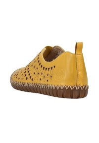 Gelbe Leder-Schuhe mit durchbrochenen Blumenmustern, einer runden Zehenpartie, einer geflochtenen Sohle und einer kontrastierenden braunen Gummi-Basis mit Nahtakzenten.