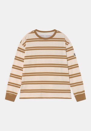 Langærmet beige skjorte med brune vandrette striber, brun halsudskæring og manchetter samt et lille mærke på venstre ærme.