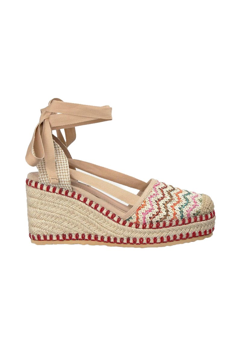 Alpargata de cuña con suela de yute trenzado, patrón zigzagueante multicolor en la parte superior de tela y correas nude envolviendo el tobillo.