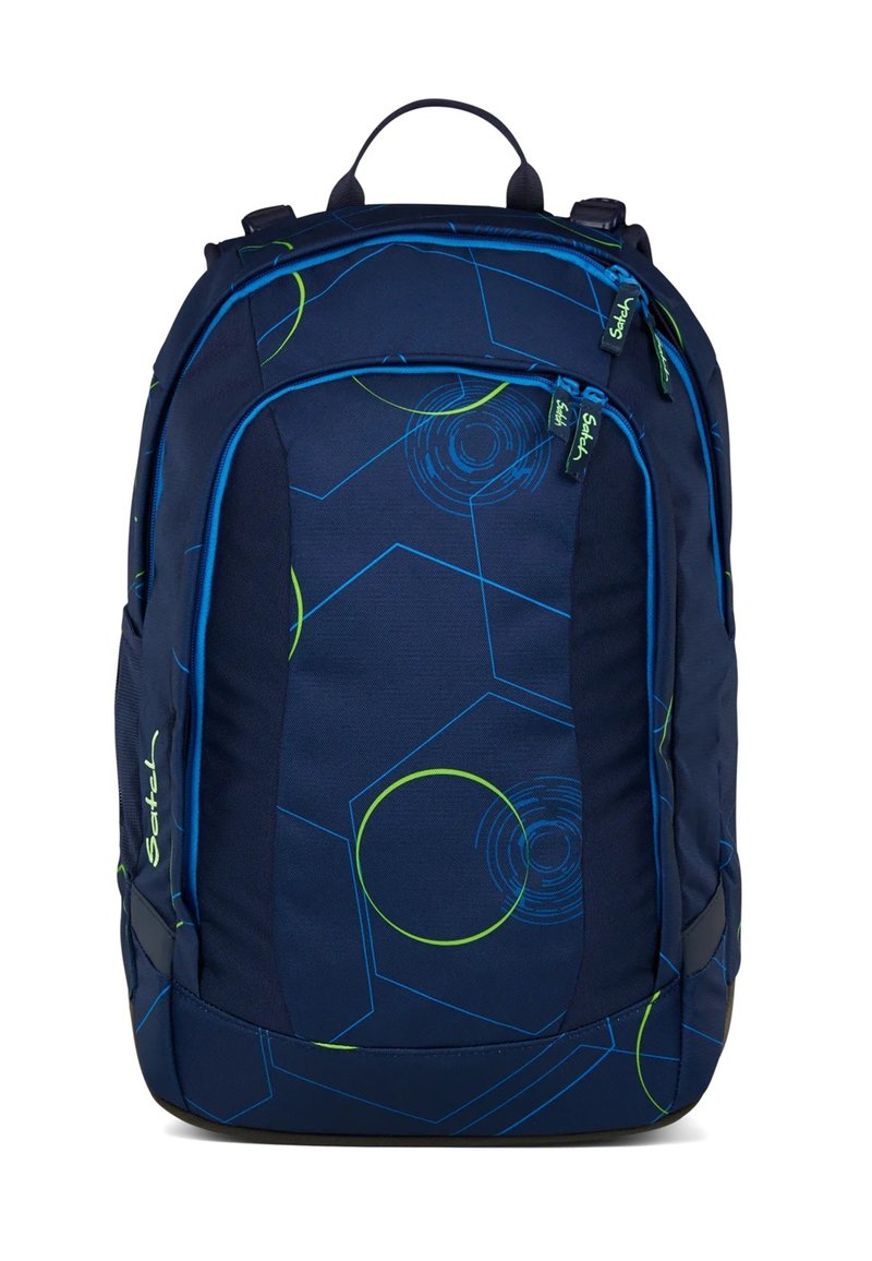 Sac à dos navy avec des motifs géométriques verts et bleus, deux zippers à l'avant, des bretelles rembourrées et une poignée supérieure. Fabriqué en tissu durable.