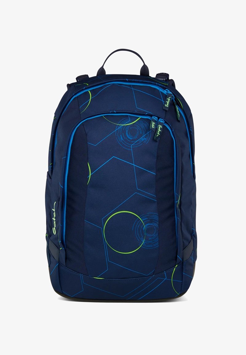 Sac à dos navy avec des motifs géométriques verts et bleus, deux zippers à l'avant, des bretelles rembourrées et une poignée supérieure. Fabriqué en tissu durable.