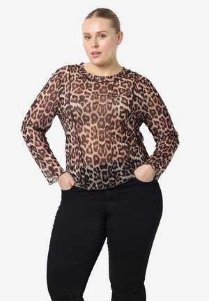 Gjennomsiktig langermet topp med leopardmønster i brune og svarte nyanser, med rund halslinning og myk, flytende tekstur.