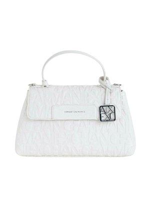 Bolso blanco de Armani Exchange con logo en relieve, asa única, cierre con solapa y colgante metálico con el logo, sobre un fondo liso.