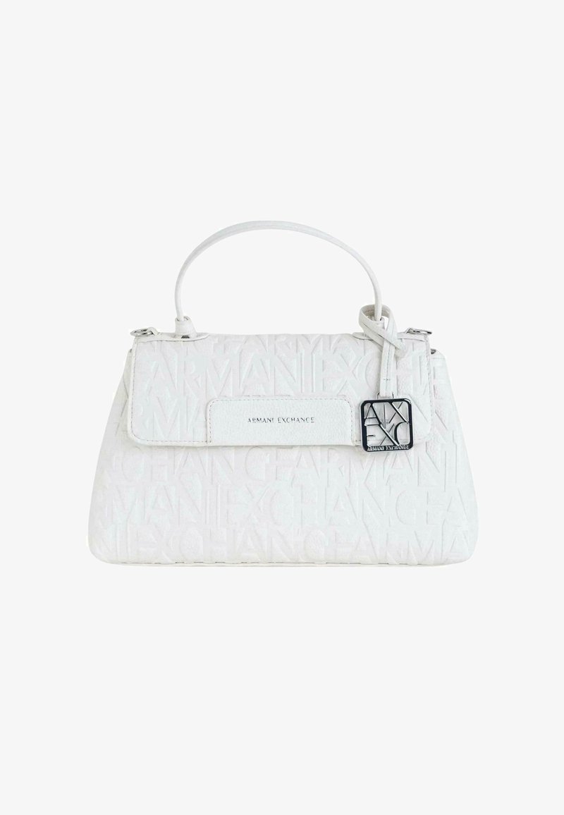 Hvid Armani Exchange håndtaske med præget logo, enkelt håndtag, flaplukning og hængende metal logo vedhæng på en ensfarvet baggrund.