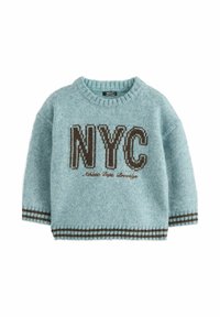 Helles blaues Strickpullover mit dem Text "NYC" in dunkelbraun und einem horizontalen Streifenmuster am Saum und an den Bündchen.