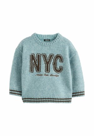 Helles blaues Strickpullover mit dem Text "NYC" in dunkelbraun und einem horizontalen Streifenmuster am Saum und an den Bündchen.