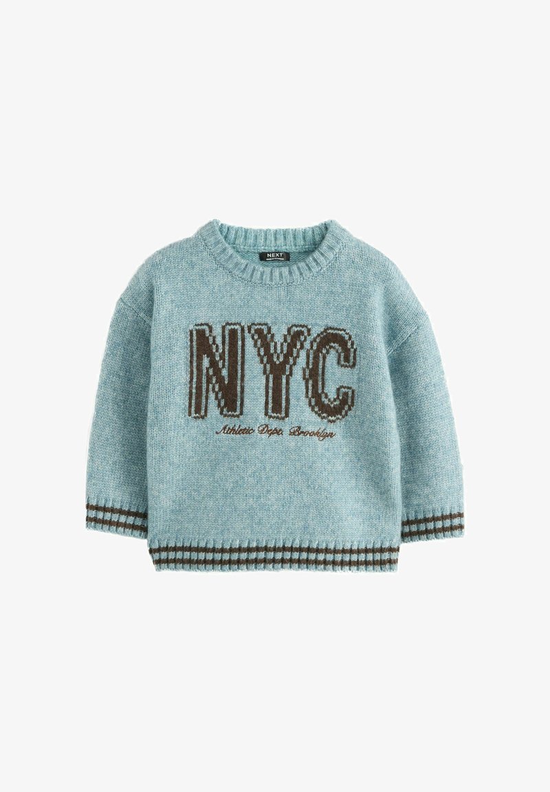 Maglione lavorato a maglia azzurro chiaro con il testo "NYC" in marrone scuro e un motivo a righe orizzontali all'orlo e ai polsini.