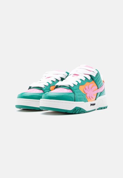 Χαμηλά sneakers σε πράσινο, πορτοκαλί και ροζ με λευκά κορδόνια και λευκή σόλα σε λευκό φόντο.