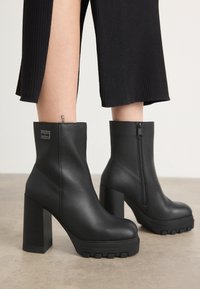 Plateaustiefelette - black