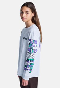 Grijze langemouwen t-shirt van katoen, voorzien van een kleurrijk grafisch ontwerp op de linker mouw en het woord "Element" op de voorkant.