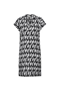 Lyhythihainen mekko mustavalkoisena, jossa on geometrinen kuvio. Mekossa on kauluksellinen pääntie ja hieman kerätty alahelma.