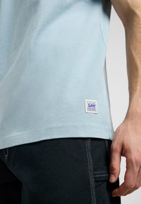 Lee SHORT SLEEVE WW PCKT - T-shirt basic - jet stream blue