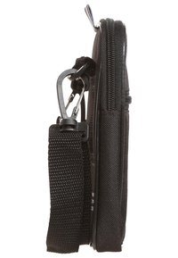 Sacchetto di tessuto nero con superficie texturizzata, dotato di un moschettone in metallo e di una tracolla intrecciata. Forma slanciata e rettangolare, chiusura con zip.