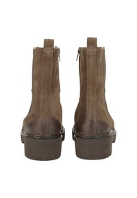 Bottines en suède marron avec une texture lisse, des zips sur le côté et une semelle épaisse, comportant une couture subtile le long de la base et un bout arrondi.