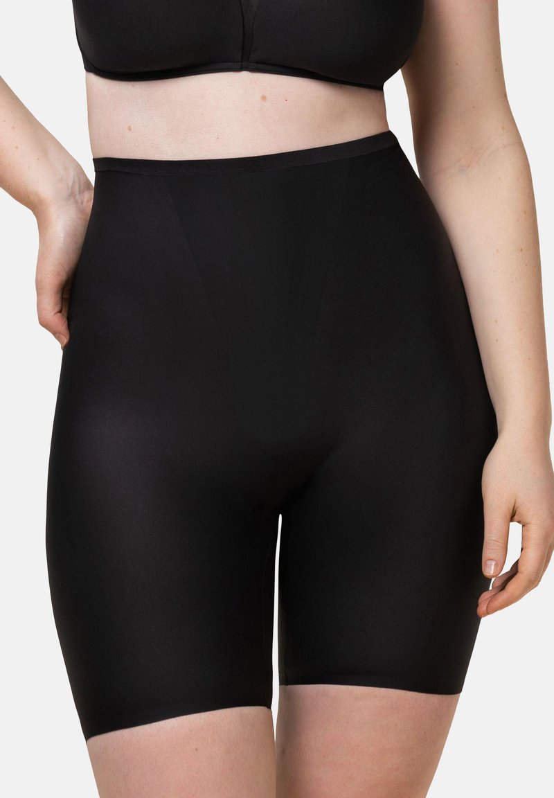 Schwarz geformte Shorts mit hoher Taille aus glattem, elastischem Stoff, mit nahtlosem Design und mittlerer Oberschenkellänge für Abdeckung.