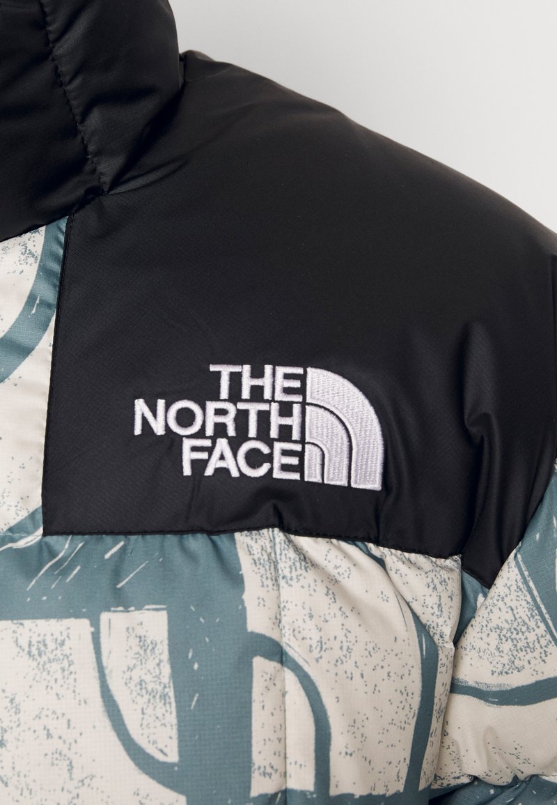 Herren Leichte Jacken | The North Face LHOTSE JACKET Daunenjacke goblin blue woodblock half dome print/blau - IZ57302 Herren Leichte Jacken | The North Face LHOTSE JACKET Daunenjacke goblin blue woodblock half dome print/blau - IZ57302