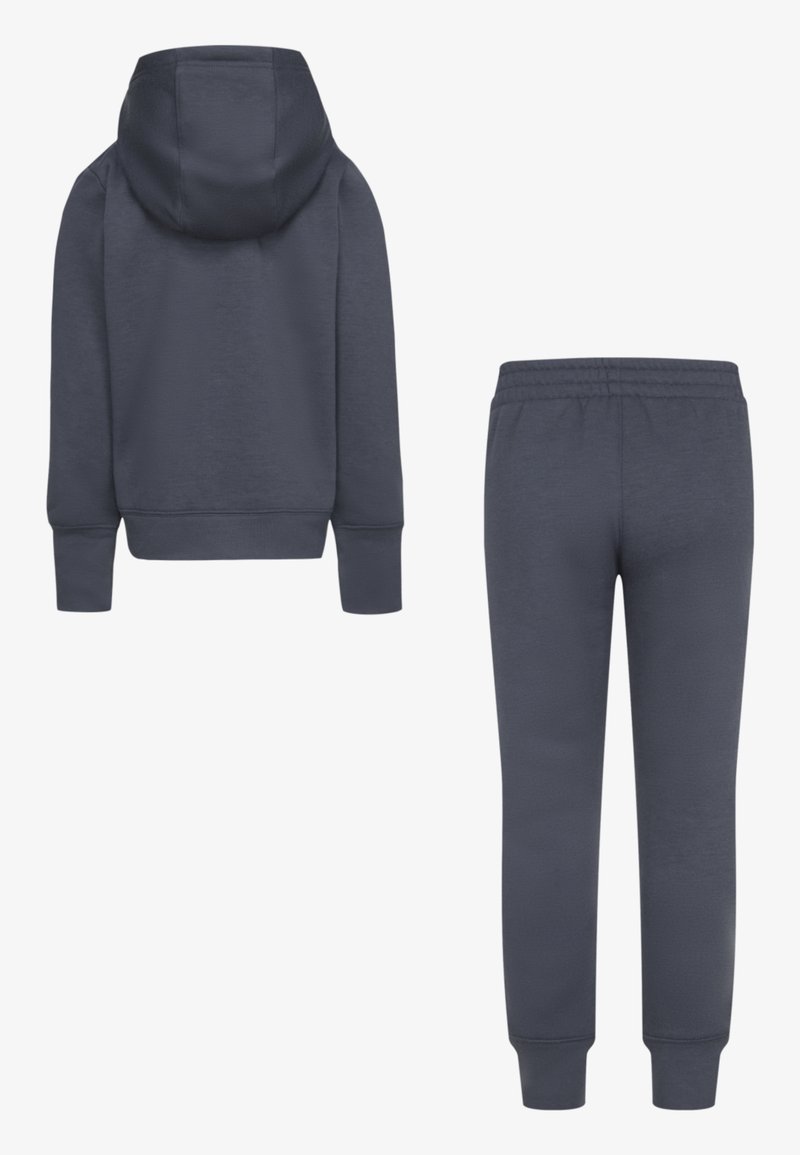 Ensemble de sweat à capuche et de jogging gris foncé. Le sweat à capuche possède une capuche avec cordon de serrage, des poignets côtelés et une coupe décontractée. Le pantalon a une taille élastique et des jambes fuselées.