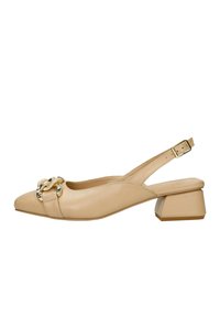 Le scarpe slingback in pelle beige presentano una punta appuntita, un accento in metallo dorato e un tacco a blocco basso con una texture liscia.