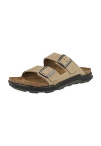 Sandal in camoscio beige con due cinturini e fibbie argentate regolabili, soletta sagomata marrone e suola nera texturizzata.
