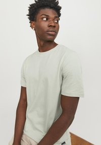 Jack & Jones JJENOA TEE CREW NECK - Basic póló - desert sage