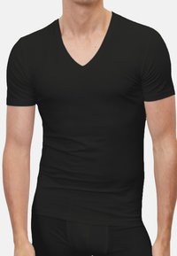 Zwarte v-hals t-shirt gemaakt van zachte, rekbare stof. Korte mouwen, slim fit, met een gladde textuur en geen zichtbare patronen of graphics.