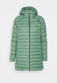 Grüne leichte Steppjacke mit Kapuze, Reißverschluss vorne und gequilteter Textur. Verfügt über eine glatte Oberfläche und tonales Stitching.