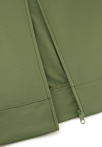 Tessuto verde oliva con una texture liscia, dotato di una zip verticale vicino alla parte superiore e di cuciture rinforzate lungo i bordi.
