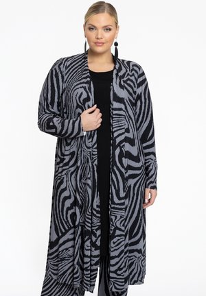 Cardigan long noir et gris avec un motif zèbre, en tissu léger, à l'avant ouvert et à manches longues.