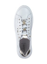 Baskets en cuir blanc avec des accents dorés, des bijoux décoratifs sur les lacets, et une texture lisse avec un bout rond et une semelle plate.