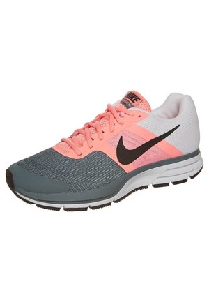 Chaussure de running avec bout en mesh gris, lacets et renforts corail rose, talon blanc, logo Nike noir et semelle blanche avec semelle extérieure noire.