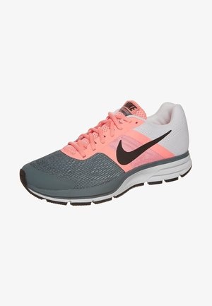 Zapatilla de running con puntera de malla gris, cordones y superposiciones en rosa coral, talón blanco, logo Nike negro y suela blanca con dibujo negro.