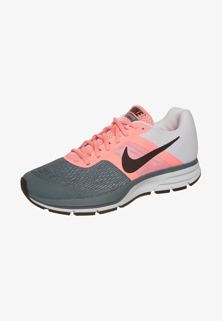 Chaussure de running avec bout en mesh gris, lacets et renforts corail rose, talon blanc, logo Nike noir et semelle blanche avec semelle extérieure noire.